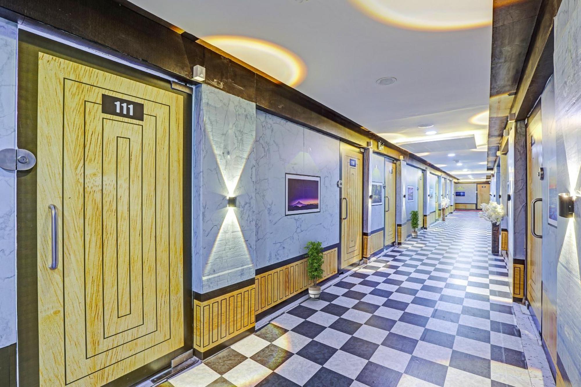 Oyo Flagship 80905 Hotel The World Surat Dış mekan fotoğraf