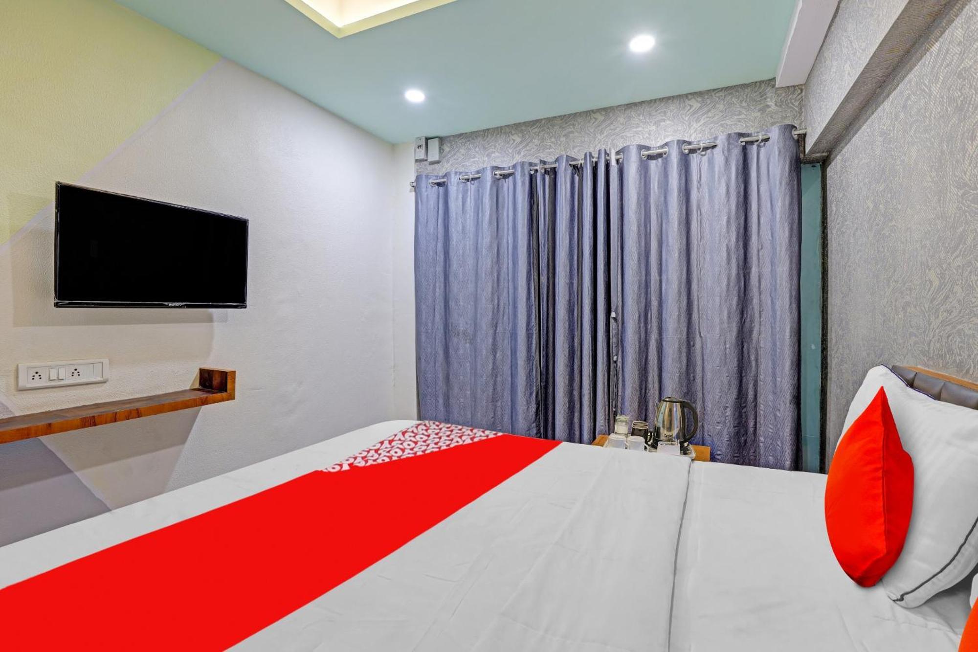 Oyo Flagship 80905 Hotel The World Surat Dış mekan fotoğraf